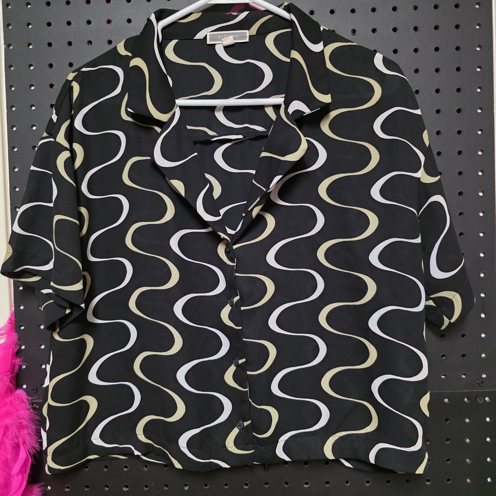 Pleione Black and White Crop Top with Retro Wavy Design